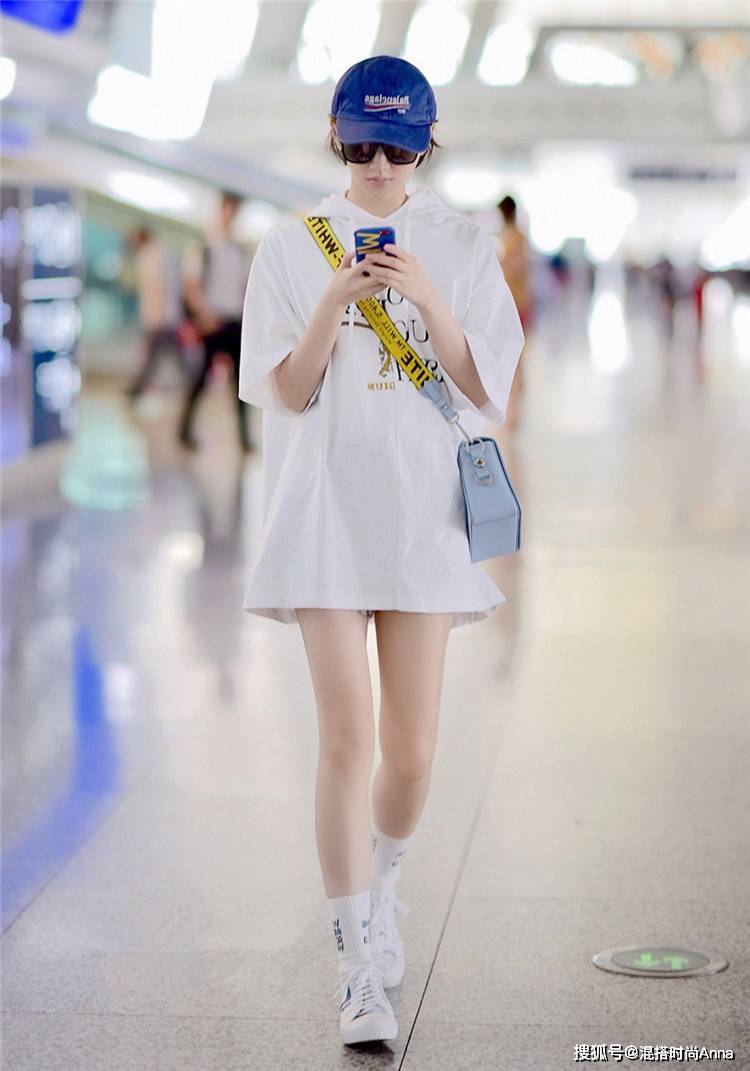 田亮一家四口齐现身机场13岁森碟身材比例完美小亮仔走路有范