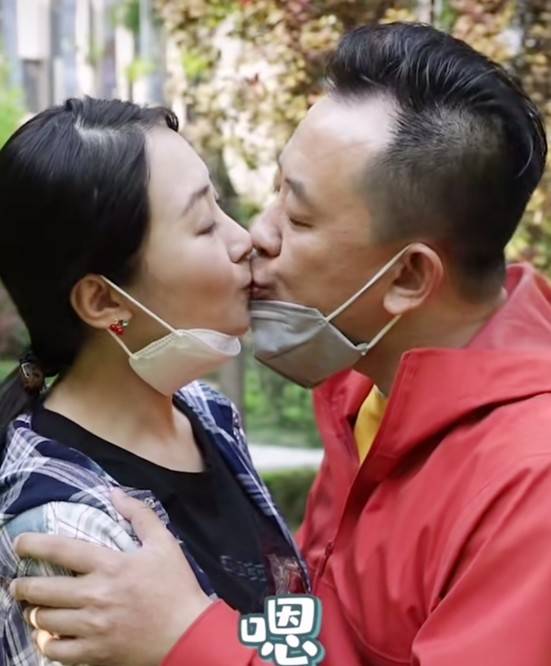 黄海波夫妻罕见同框,面对镜头大秀恩爱