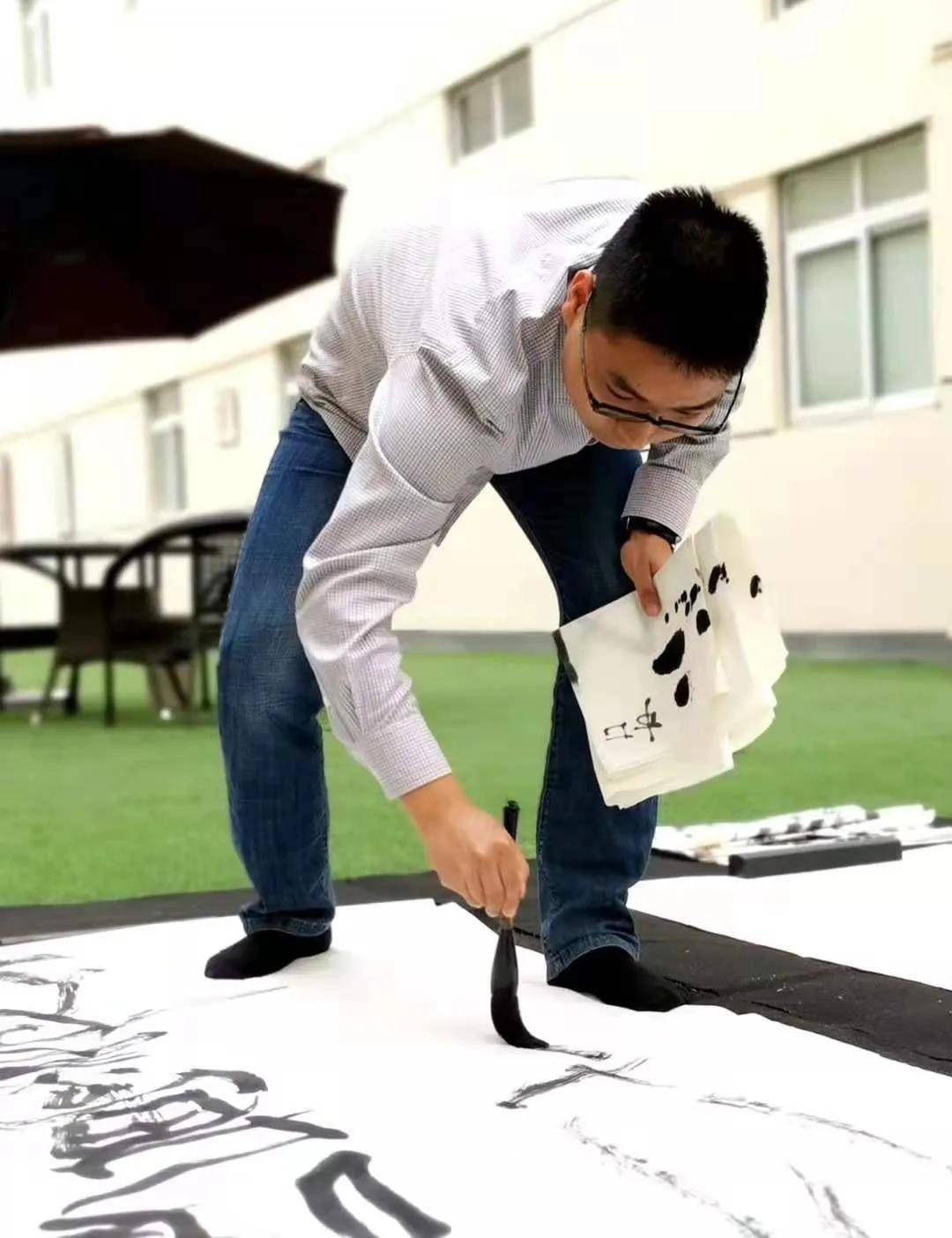 杨争光:亓宏刚及其大笔书写_书法