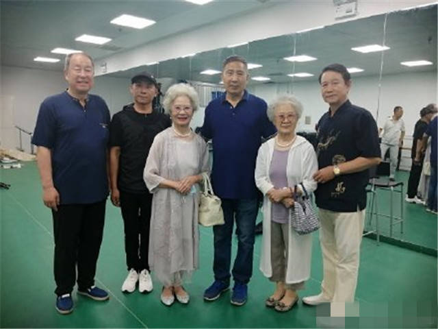 刘秀荣的丈夫张春孝也是业内大佬,两人是圈子里有名的夫妻,恩爱一生