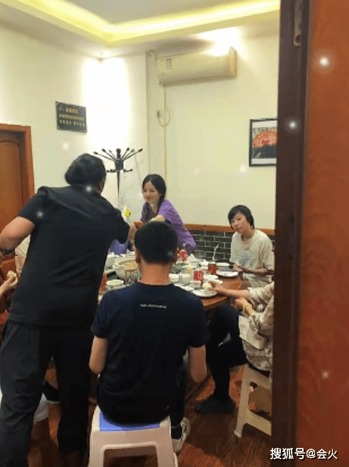 赵薇窦靖童聚餐被偶遇!饭菜朴素喝3块钱饮料
