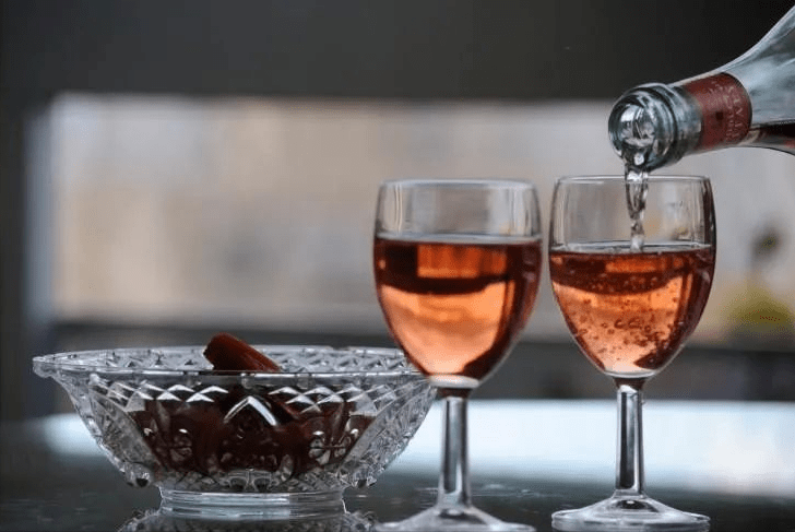 红酒知识丨喝红酒时如何倒酒才正确？