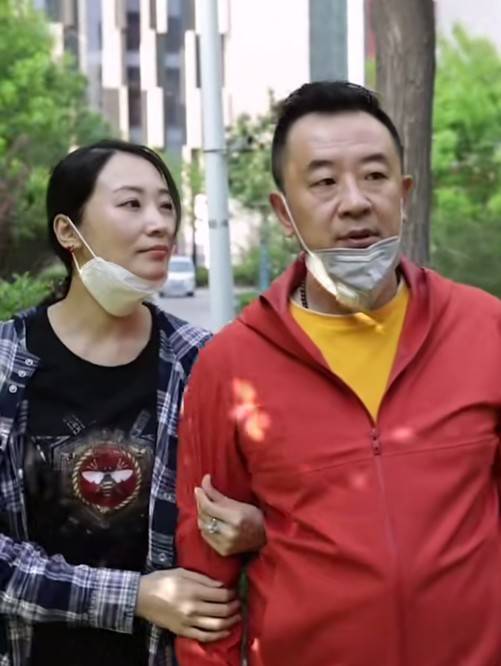 黄海波夫妻罕见同框,面对镜头大秀恩爱