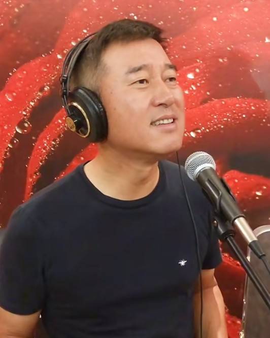 满文军近照罕见曝光,两鬓斑白风采犹在,曾因歌曲《懂你》走红?