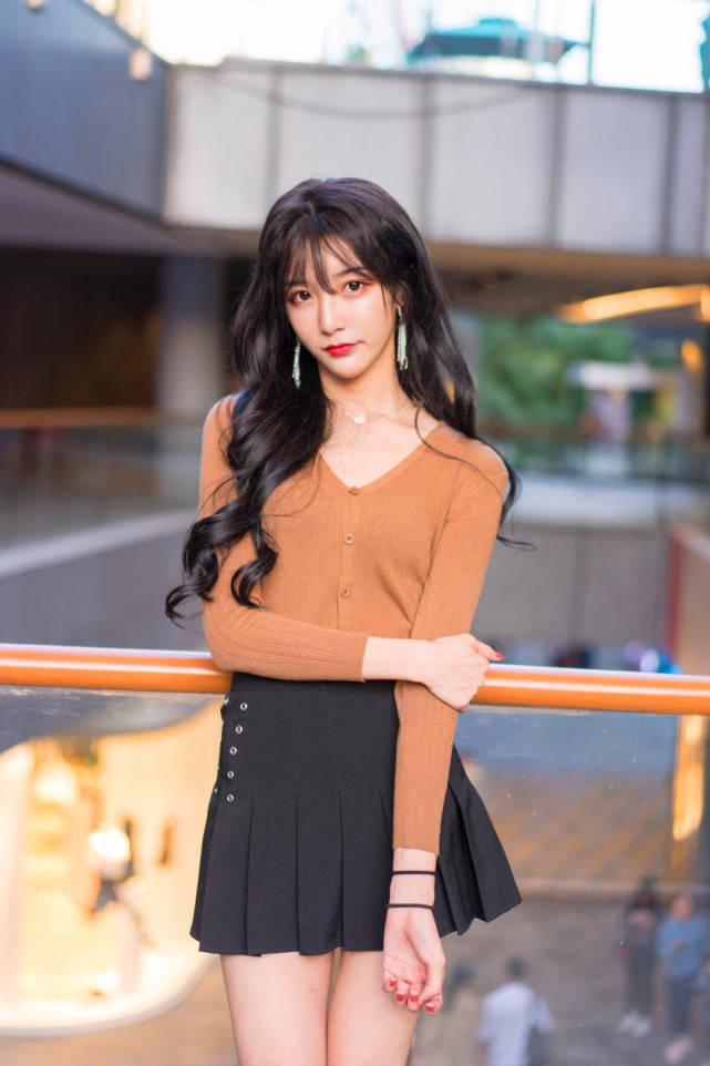 原创美女网红竟然是男人穿吊带裙在大学男宿舍跳舞身