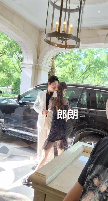 郎朗吉娜合体演出,十指相扣满眼宠溺爱意
