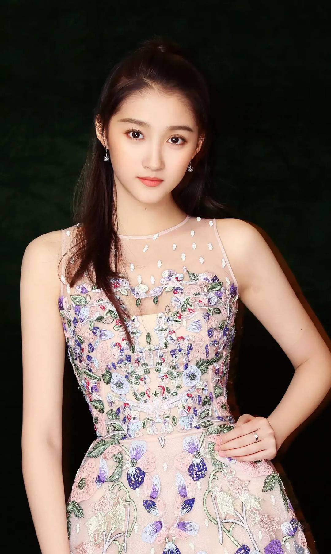 原来关晓彤有位已去世的姐姐,两姐妹完全不像,同父不同命_关晓丹