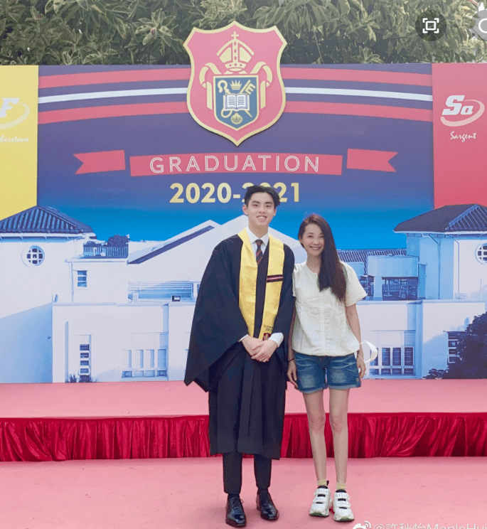 53岁许秋怡晒全家福儿子从名校毕业高大帅气集父母优点于一身