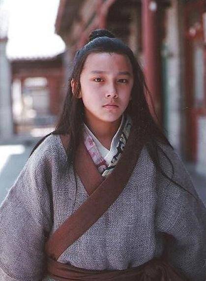 他12岁一眼惊艳观众,退圈后令人念念不忘,17年过去帅气依旧_翁斐然