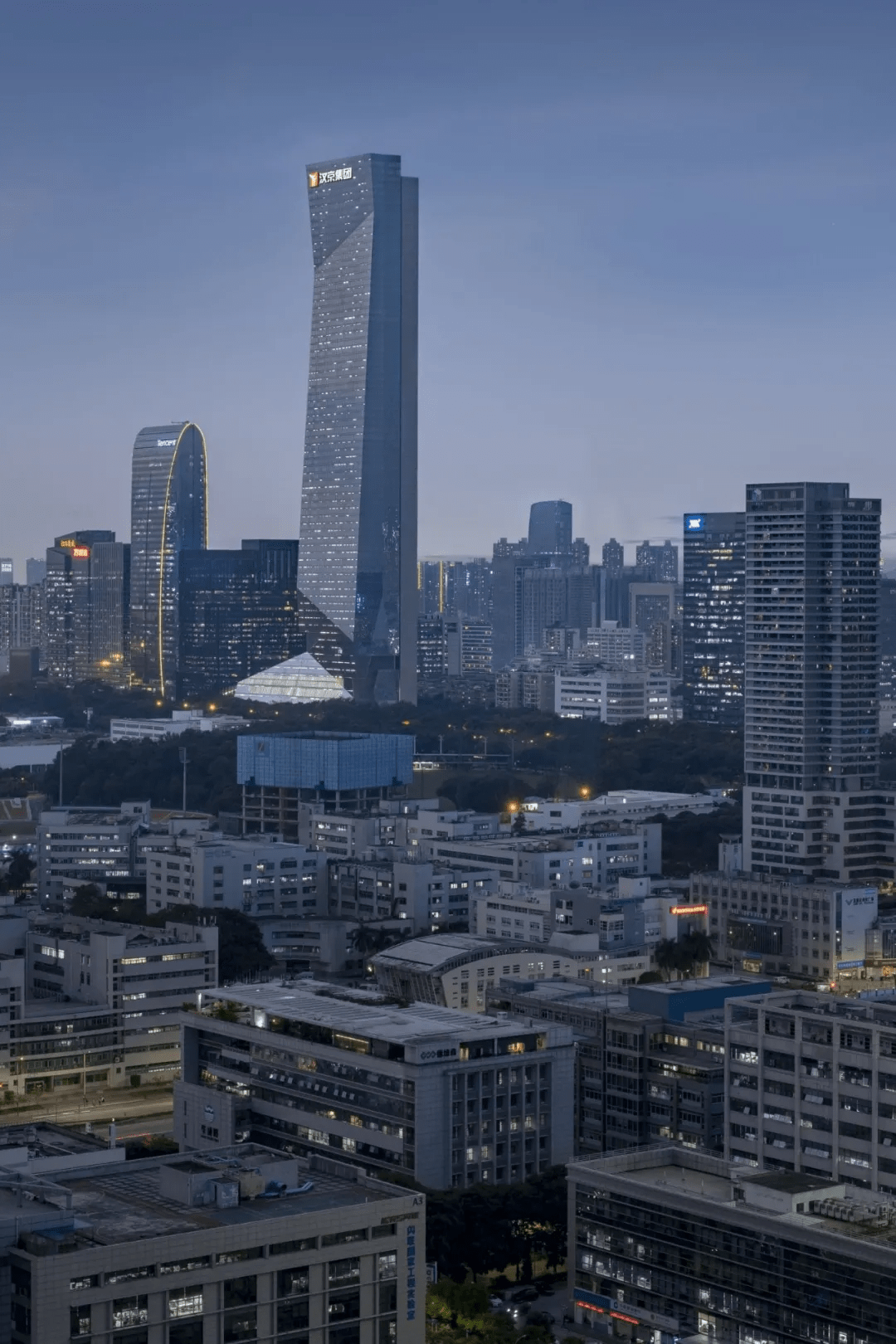 芒果体育官网手机APP下载深圳汉京中间：一座过错称的超高层摩天大楼(图6)