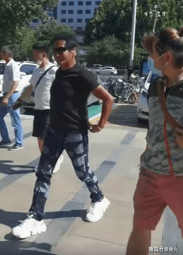 61岁齐秦商演被偶遇!紧身衣勒出一圈肚腩肉