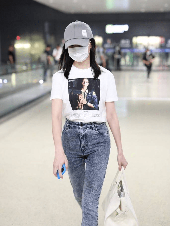 董洁身穿白t搭配修身牛仔裤干净清爽