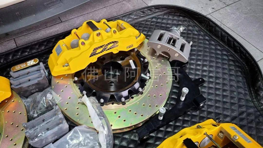 福特野马-安装完工图图:前12活塞安装完工图:后8活塞双卡钳套装安装