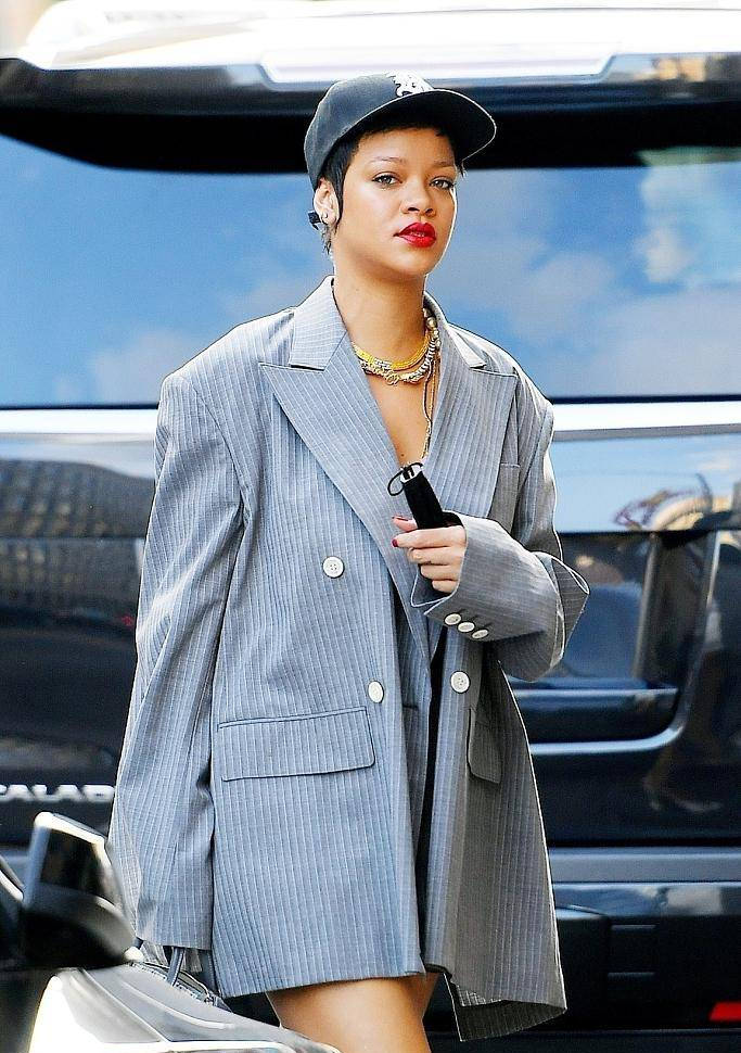 蕾哈娜穿oversize西装玩下衣失踪踩高跟鞋秀美腿