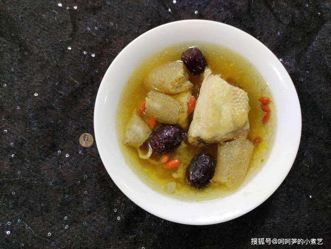 妈妈说三伏天里多喝汤,安排上营养美味的竹荪鸡汤,滋补又消暑