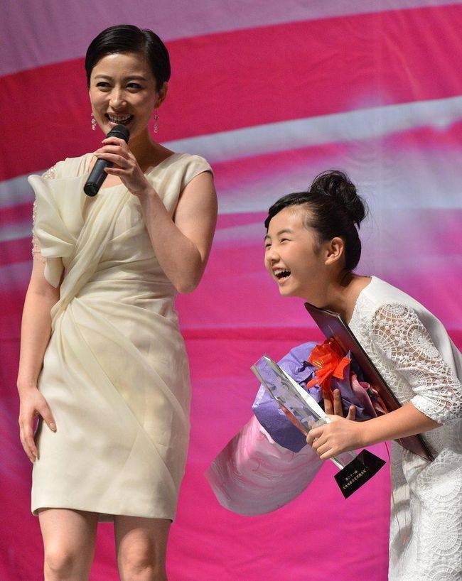 肤色不咋白的女人别轻易选鹅黄色,丁柳元都差点hold不住,挺显黑