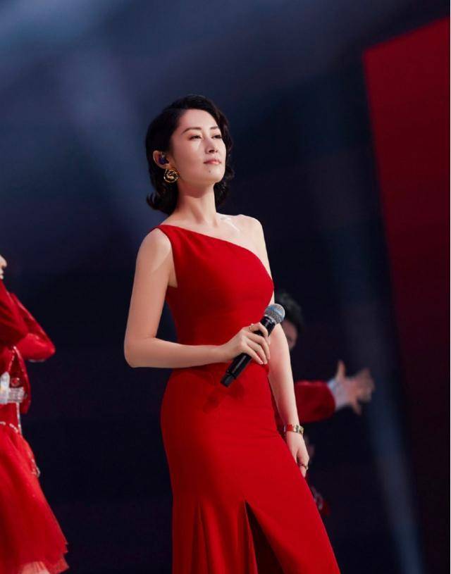 蒸汽|44岁刘敏涛22岁关晓彤,同穿红色长裙,气质女人和女孩子一目了然