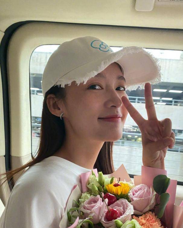 李沁最新动态手捧鲜花情绪非常好