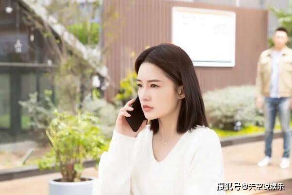 电视剧《爱上特种兵》夏初八年前和男友卓然分手了,那会的他们是一对