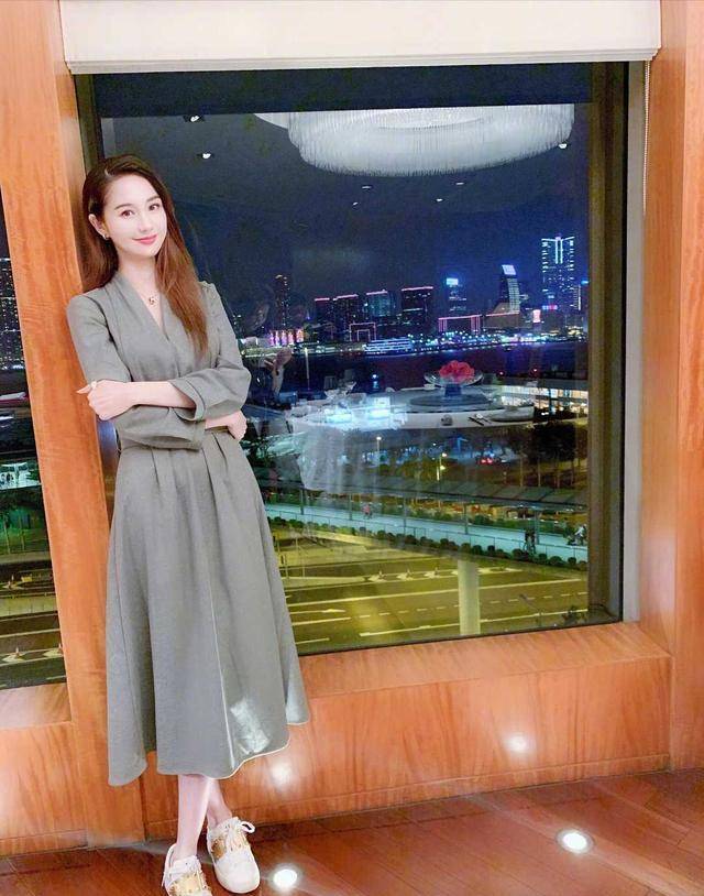 身材|蓝心妍真是人间尤物！一袭蛇纹深V连衣裙性感精致，身材凹凸有致