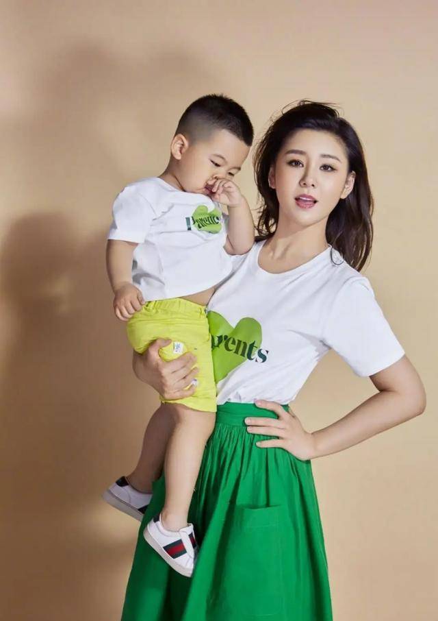 李小萌|辣妈李小萌太美了,穿荷叶边连衣裙配丸子头,少女气质藏不住