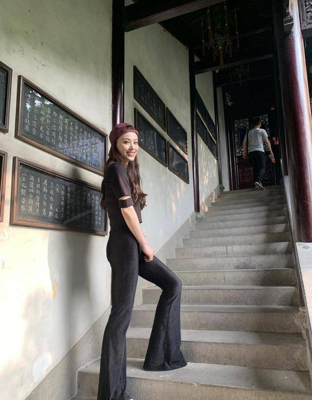 曲线|刘翔前妻葛天身材真好，黑色V领裙秀出迷人曲线，真让人羡慕