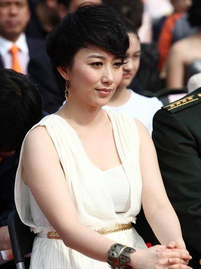 肤色不咋白的女人别轻易选鹅黄色丁柳元都差点hold不住挺显黑