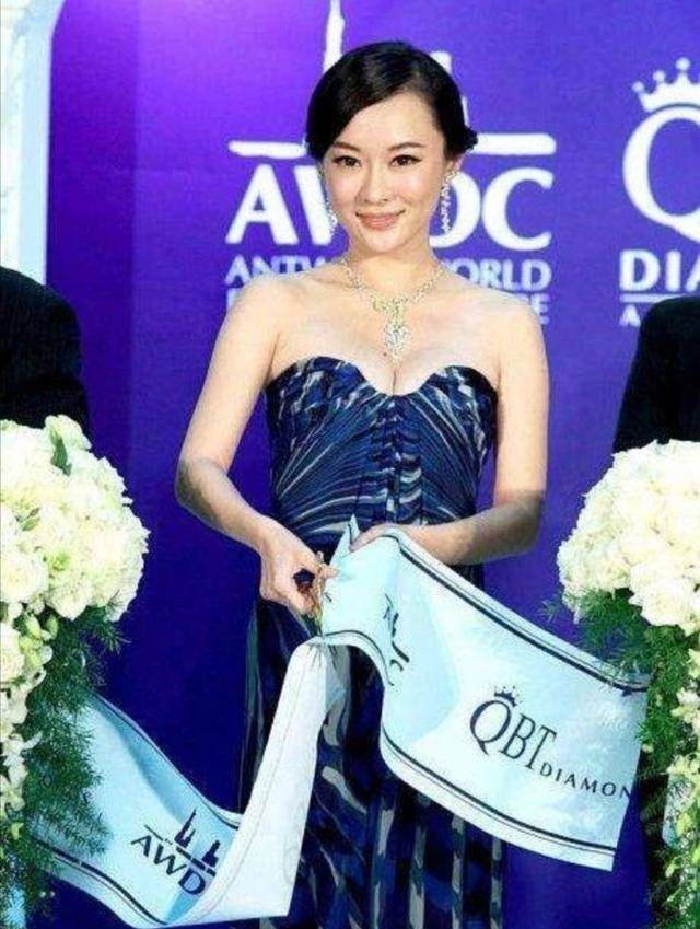 身材|霍思燕真不得了，身材热辣哪像6岁孩子妈？抹胸裙都快要挤不下