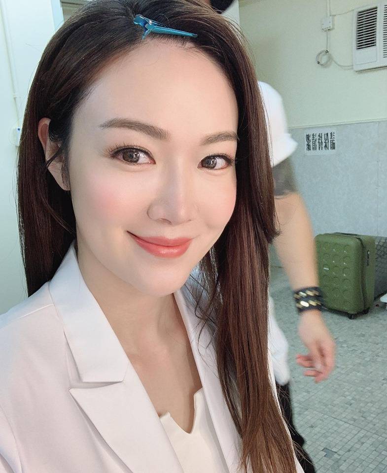 叶翠翠为儿子庆生三个小伙戴生日帽超可爱退圈后成亿万富婆