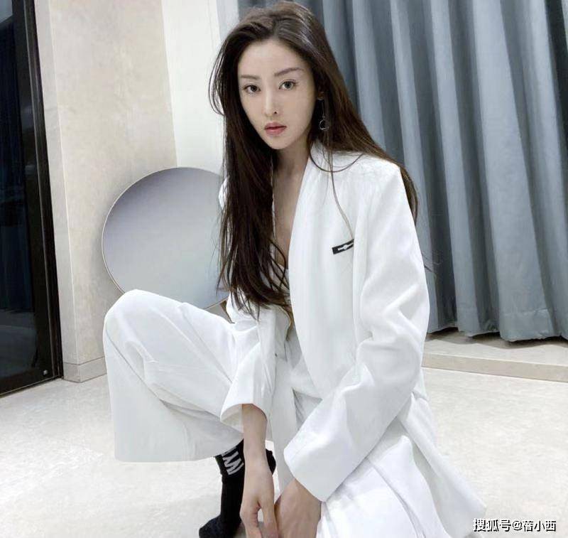 黑色|张天爱才是“漫画腿”的代表,穿假两件黑色西装裙亮相,气质惊艳