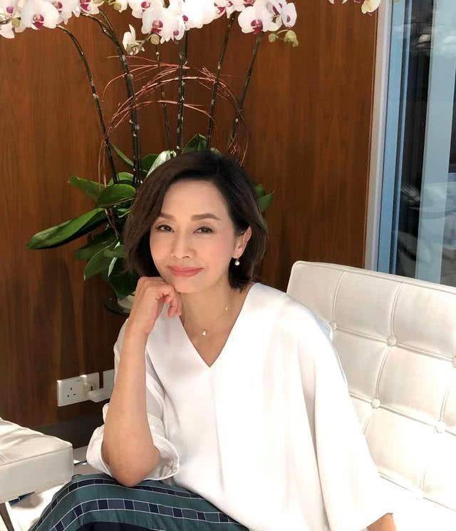 身材|张国荣爱过的毛舜筠也老了，穿大V领连衣裙配短发，老得真实更美