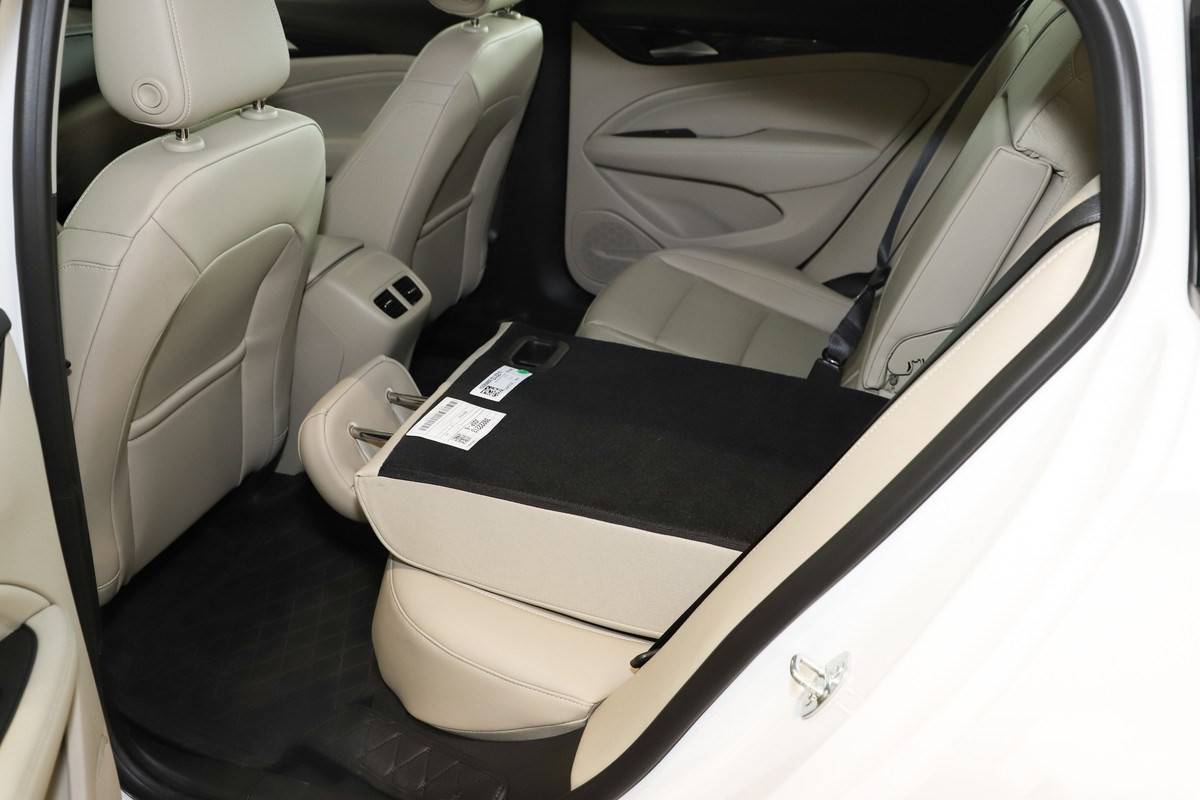 可放倒的后排座椅,为君威的后备箱载物能力提升了不少.