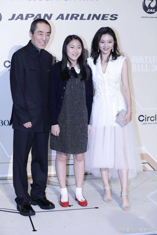 设计|陈婷随老公张艺谋出活动，穿v领长裙美成公主样，脸上笑容没断过