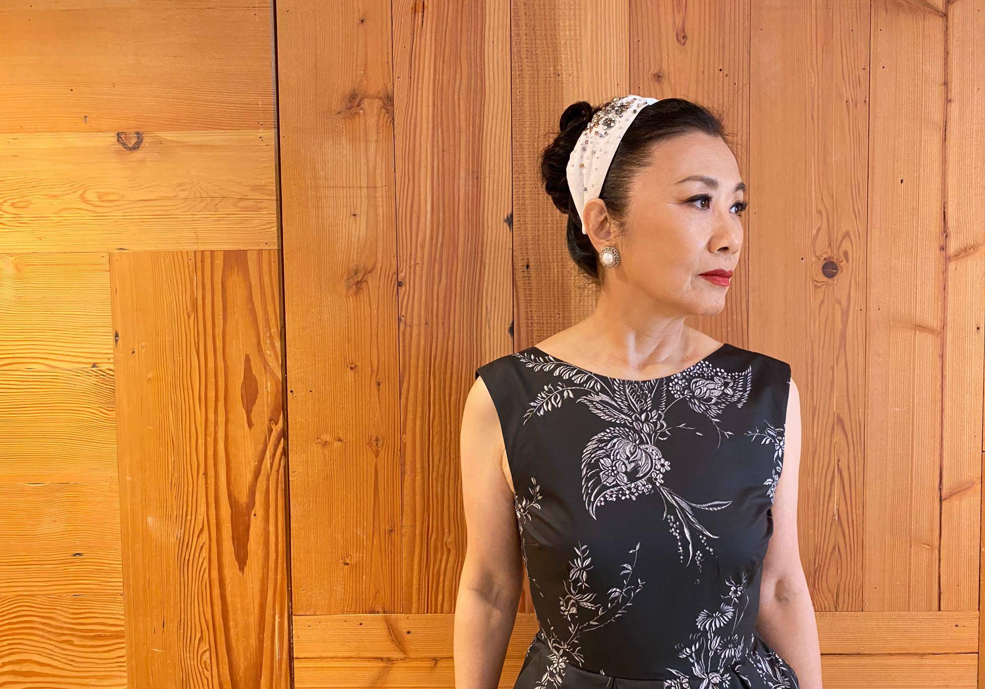 汪明荃越老越时髦,修身连衣裙配发箍摩登优雅,72岁奶奶辈真拼