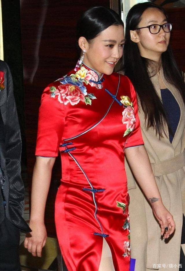 身材|郝蕾有点肉的身材很出众,穿普通连衣裙看不出,但一穿旗袍就惊艳