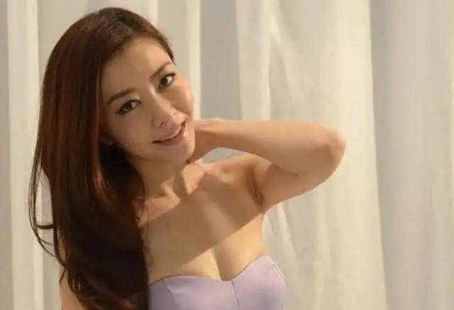 上半身|熊黛林真开放，穿抹胸长裙故意拉低领口，勒出副乳反而更性感了