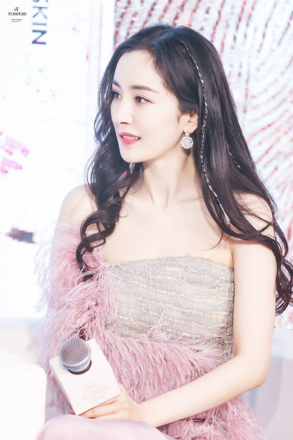 杨幂|杨幂大片撞脸lisa，被称女团门面，你觉得谁的颜值更高？
