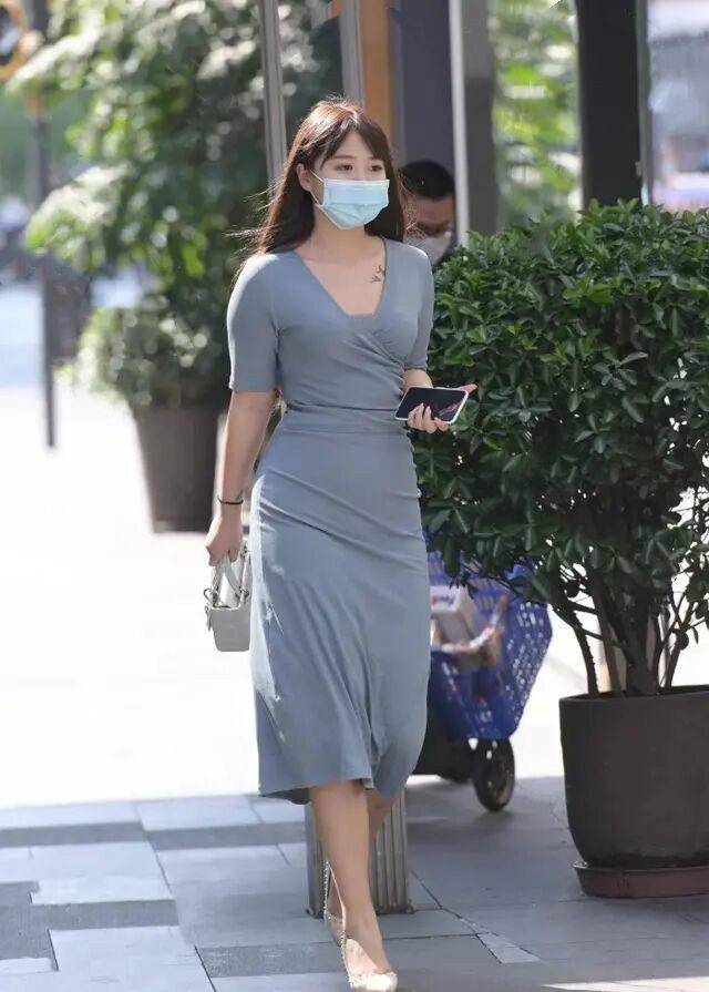 女士|奔四的女人别穿短裤了，今夏流行“女神裙”，杨柳细腰藏不住了！
