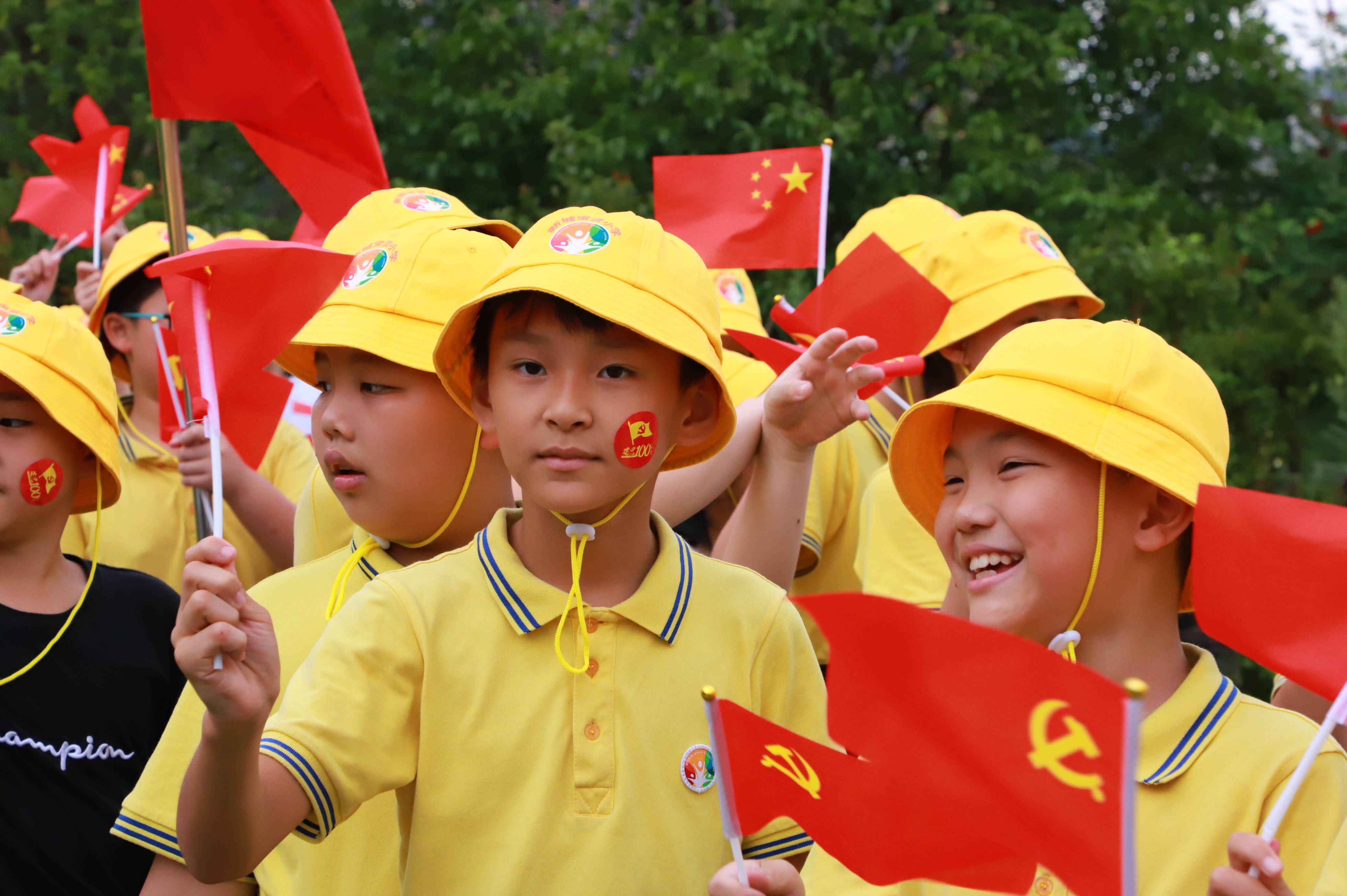 桂林市新城宝贤小学举行"学习长征精神,徒步拉练献礼"活动