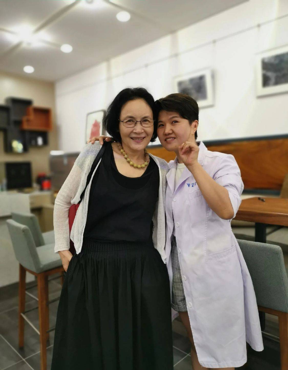 裙子|宋晓英66岁还这么漂亮，跟素人合影老态真实，但整个人气质优雅！