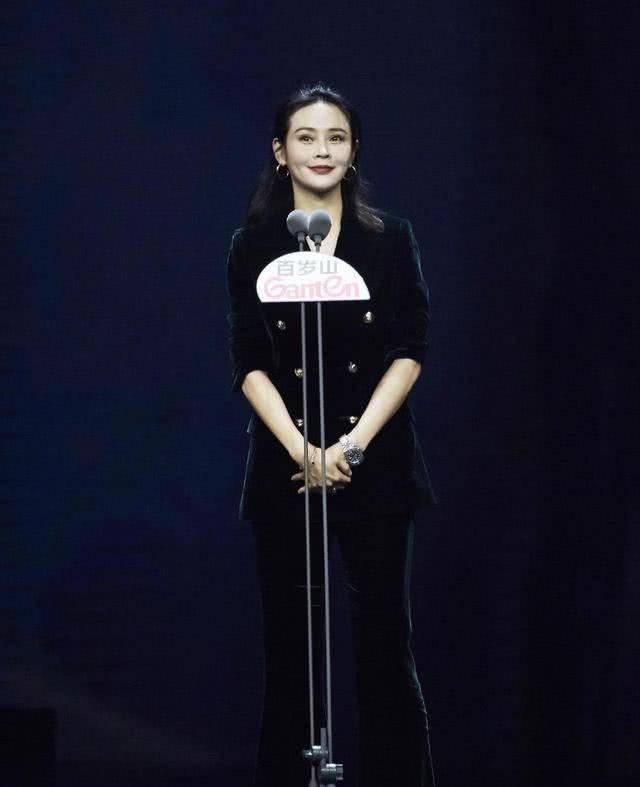 于明加|于明加剪了齐肩发型更迷人，穿吊带连衣裙亮相，低调中透着高级感