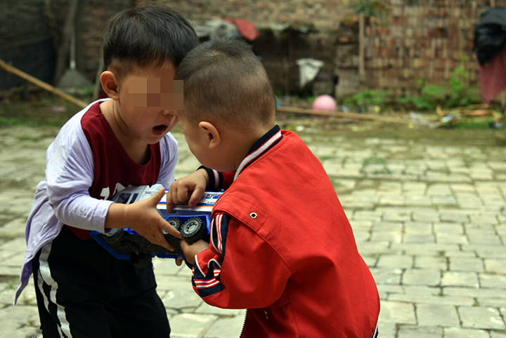 进行|孩子在幼儿园被人欺负怎么办？学会3种应对方式，远离他人伤害