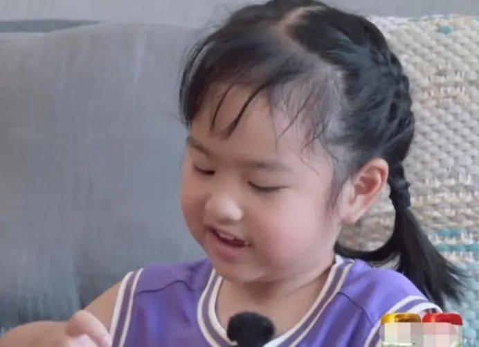 原创包文婧带女儿走机场,6岁饺子坐小推车,全程一脸呆萌