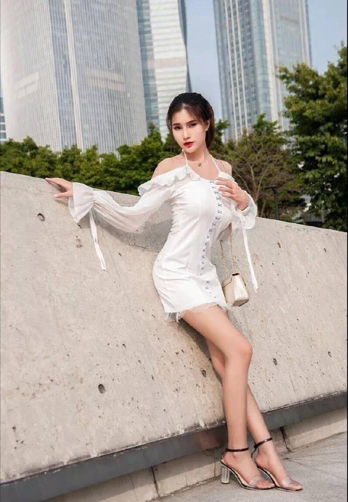 超仙|?纯白超仙一字露肩裙，不怕系带掉了吗？