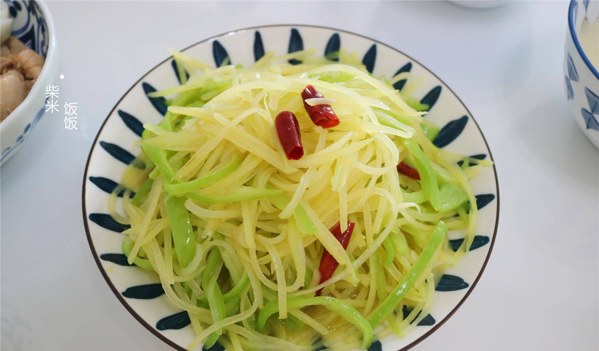 炒土豆丝|五一不出门,早餐在家吃,发面饼,小米粥,荤素搭配吃得香