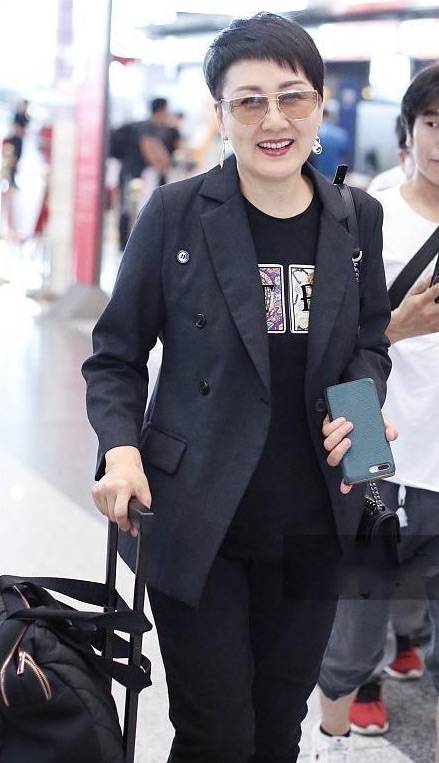 原创在机场拍到张凯丽素颜,秃眉满脸的皱纹,却穿短裤布鞋没老人样!