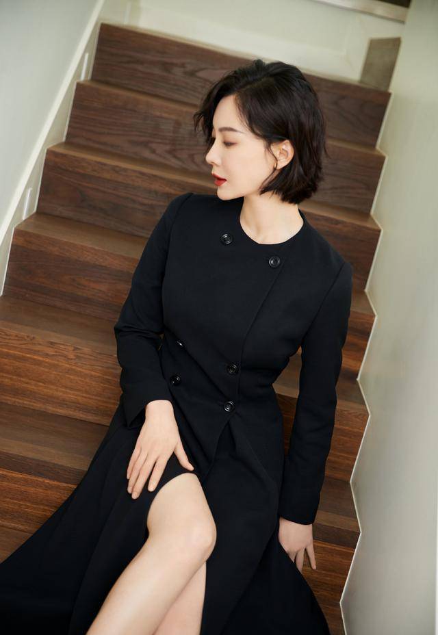 衣裙|佩服陈数，穿深蓝色风衣裙还曲腿坐，配丝绒高跟鞋美腿更撩人了