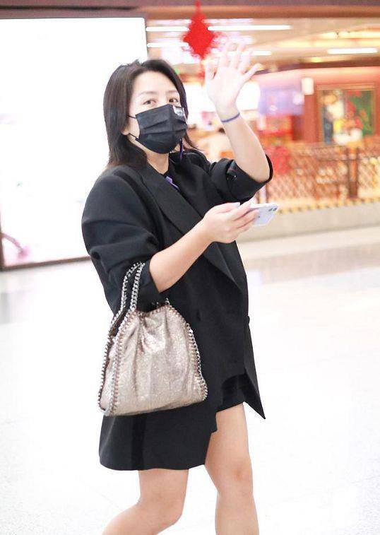 何洁穿宽松西装难掩小腹隆起,身材发福星味全无