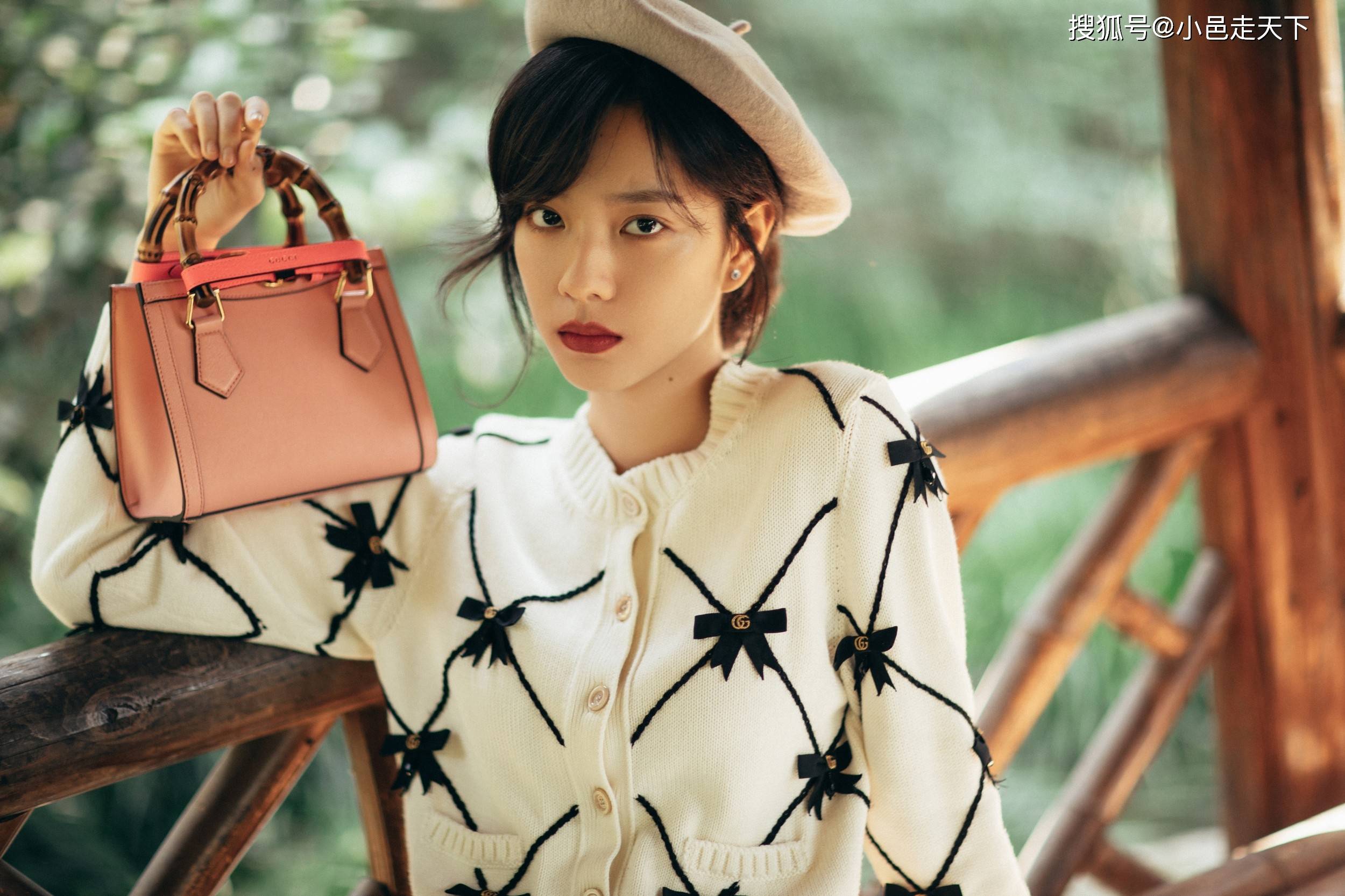 庄达菲白色毛衣休闲写真