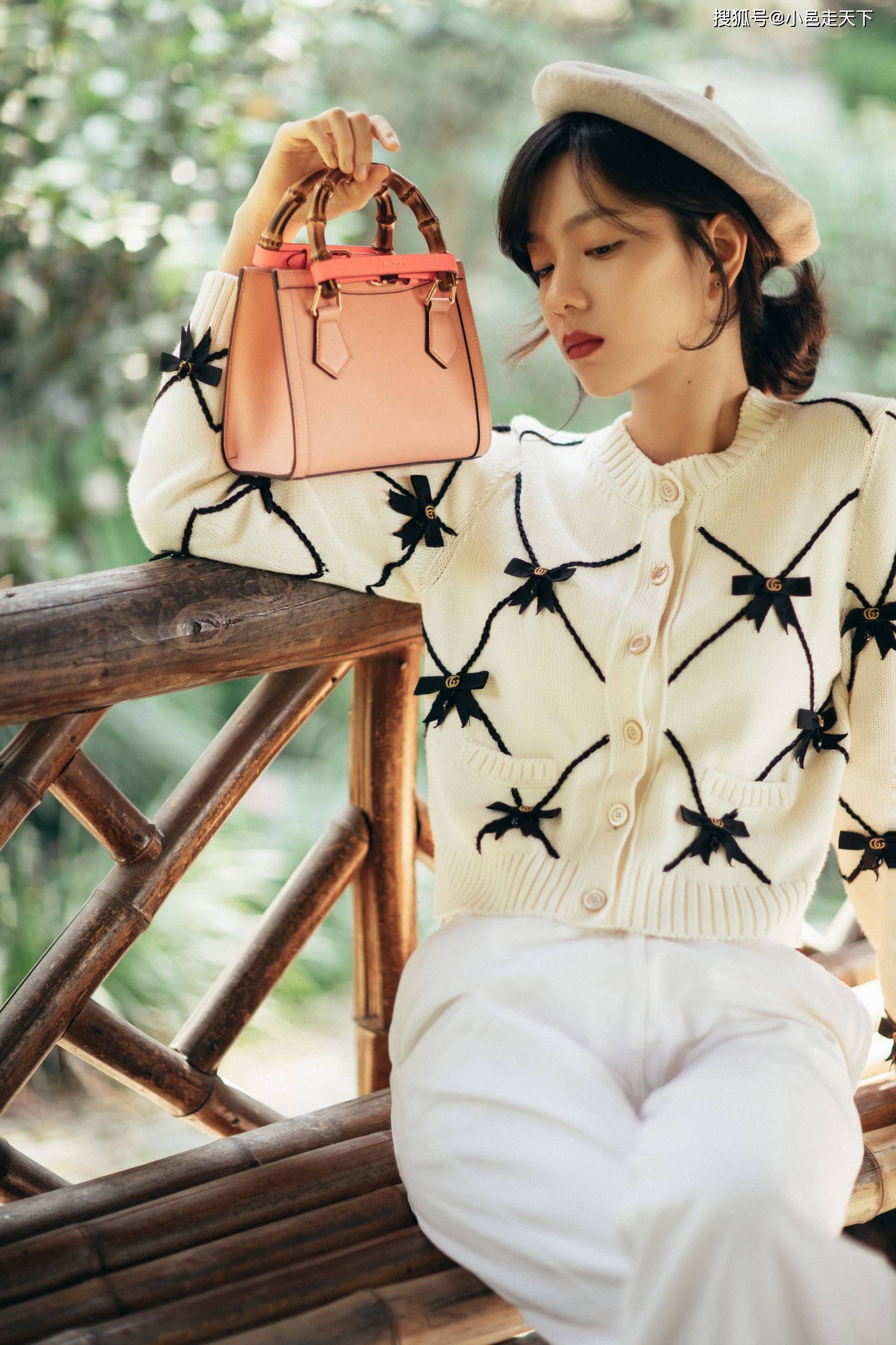 庄达菲白色毛衣休闲写真